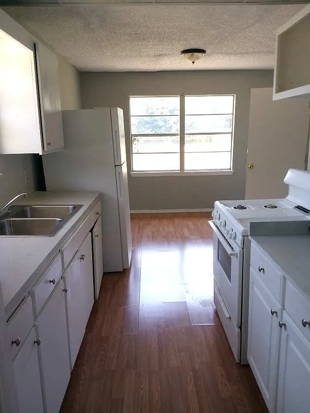 2 bed, 750 sqft, $695 — Photo 1
