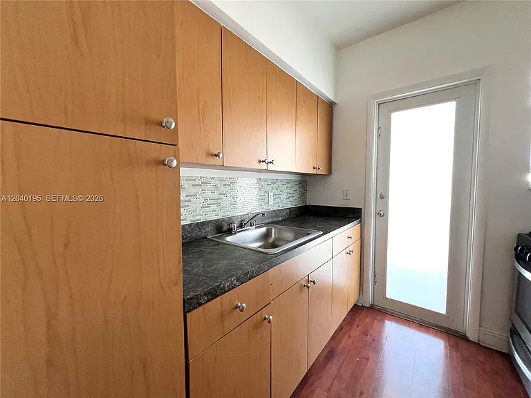 450 77th St #6 — Photo 6