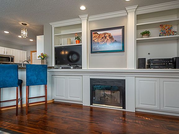 5th image of 6855 Woodland Ave Unit 1406