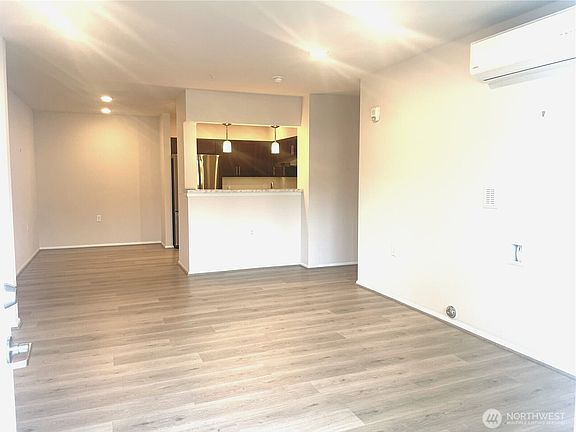 4th image of 921 Westridge Way NE #102