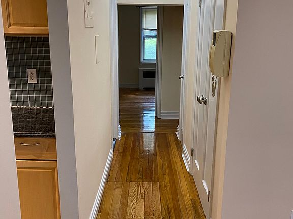 5th image of 2340 Linwood Ave APT D