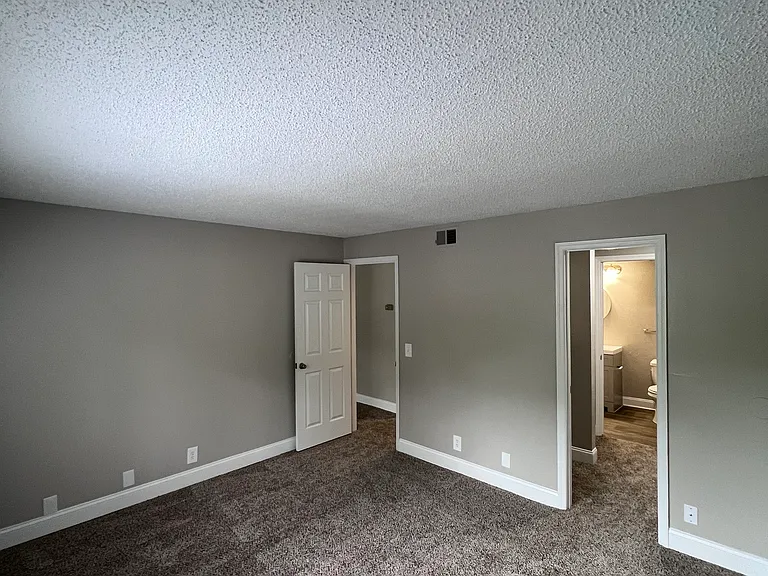 Bell Hollow Apartments — Photo 34
