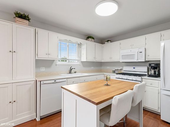 4th image of 16501 W Montauk Dr