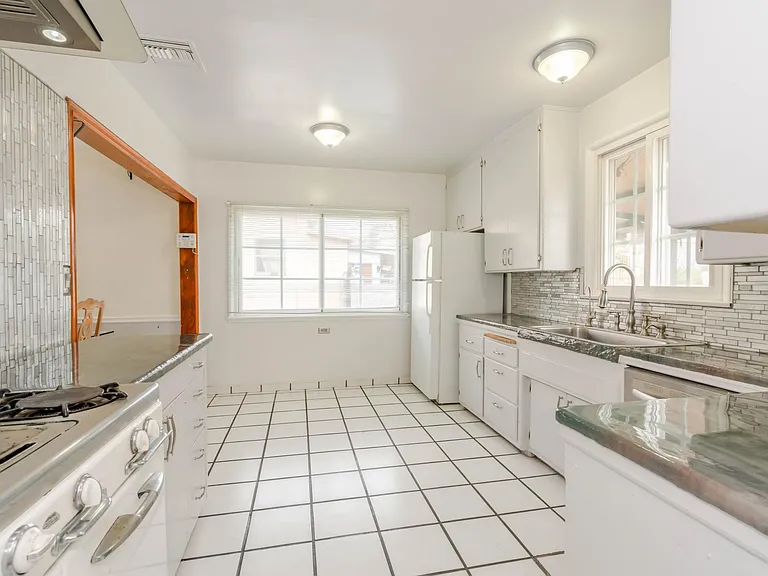 6240 Cahuenga Blvd — Photo 18