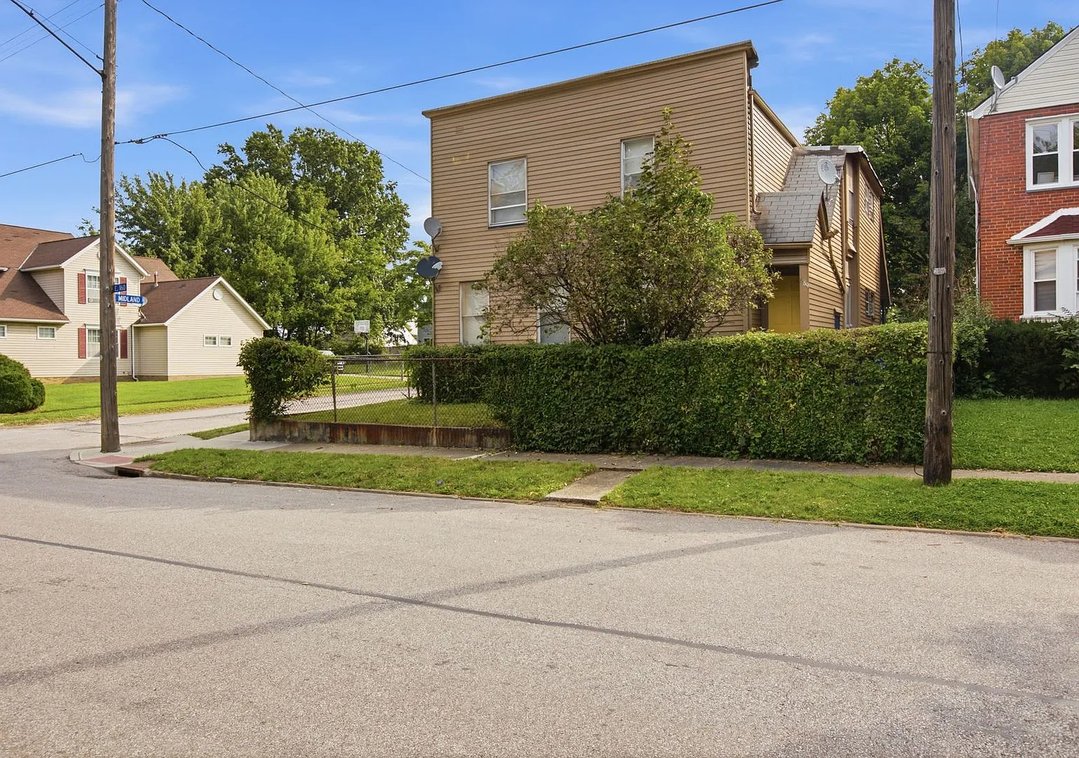 689 Midland — Photo 3