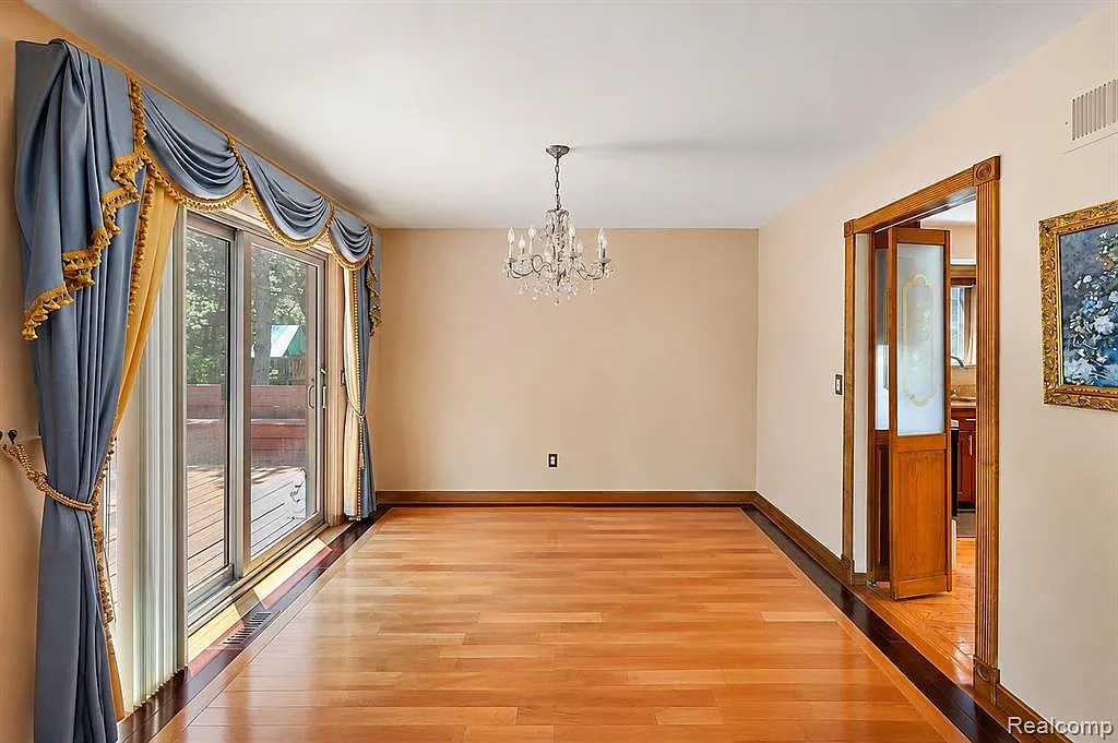 4 bed, 2.5 bath, 2284 sqft, $3,000 — Photo 4
