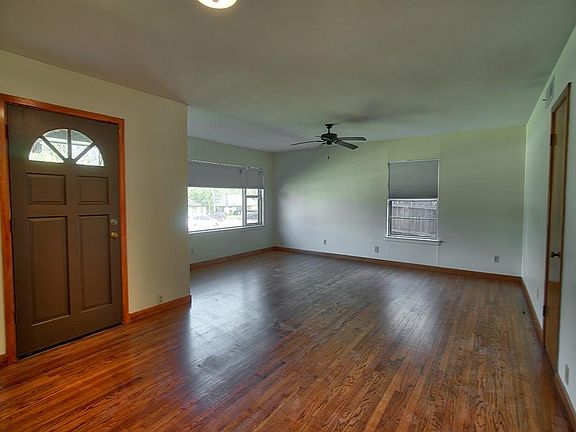 3rd image of 2318 Elmwood Blvd