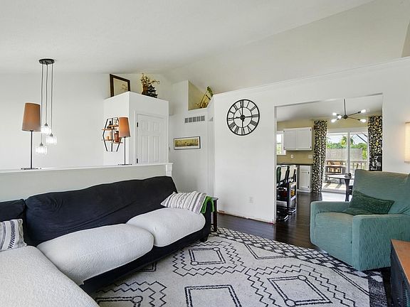 3rd image of 564 Rosebud Cir
