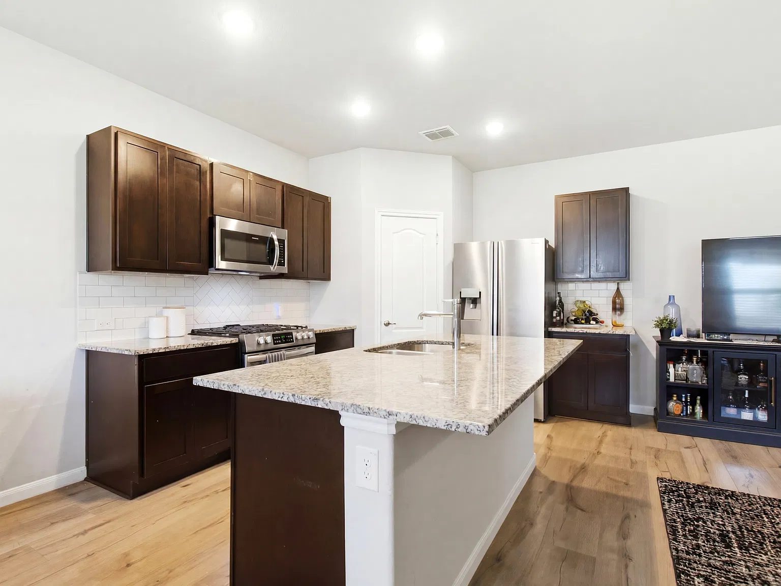 4 bed, 2.5 bath, 2238 sqft, $2,800 — Photo 4