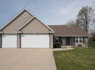 9673 S Wintergreen Dr, Oak Creek, WI 53154