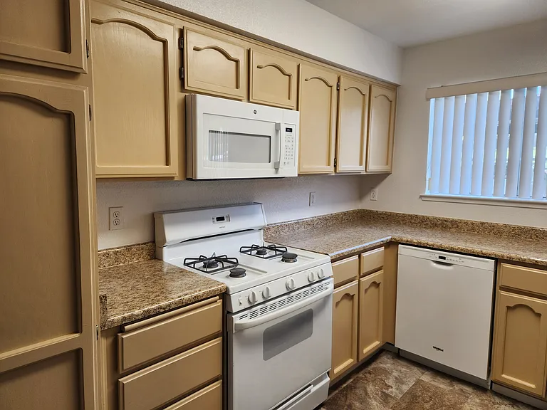 River Knolls Apartment — Photo 46