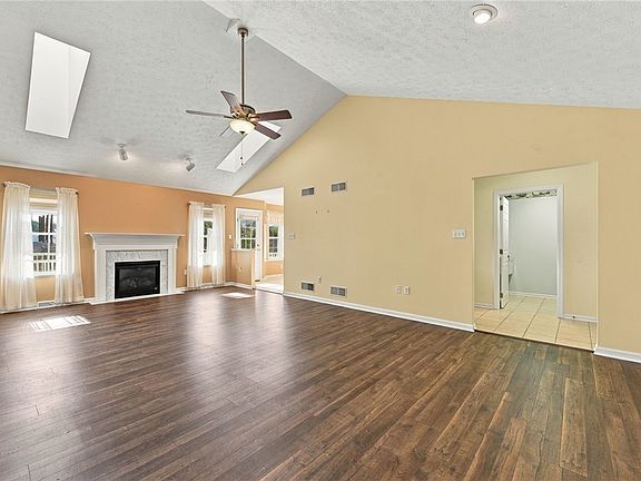 4th image of 1010 Sunnyfield Ct