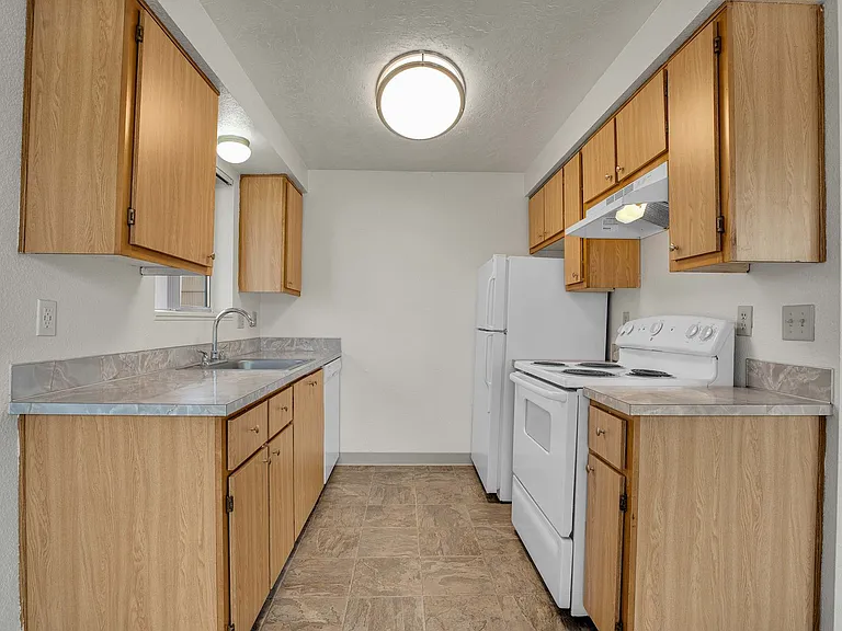 Carlton Square Apartments — Photo 10