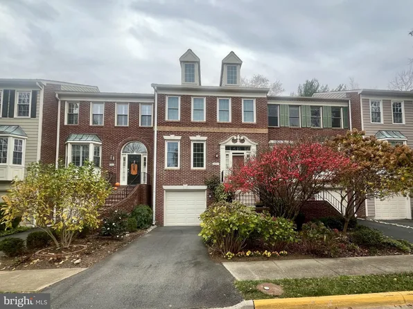 2007 Gervais Dr, Falls Church, VA 22043