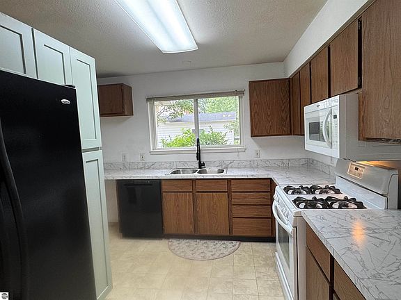 3rd image of 9316 Maryland St #B