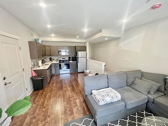 3rd image of 1419 N Franklin St #1F