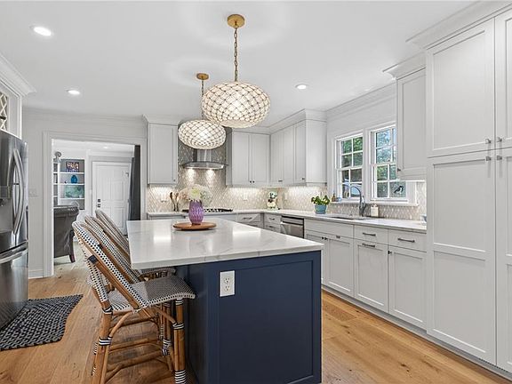 2nd image of 1902 Crestview Lndg