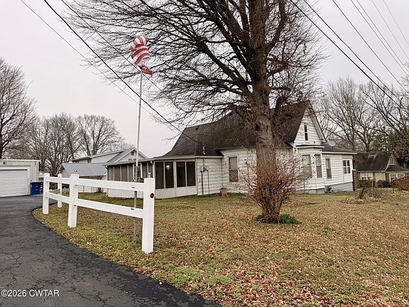 3rd image of 406 Maple Heights St
