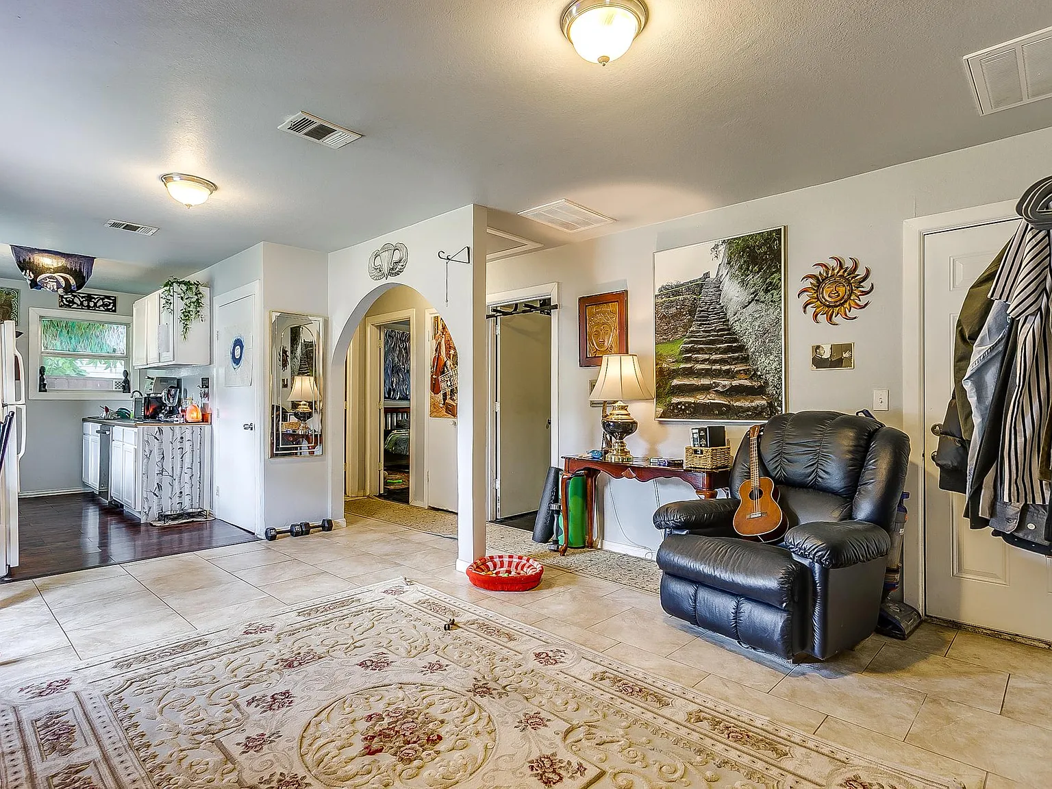 3 bed, 1100 sqft, $1,500 — Photo 3