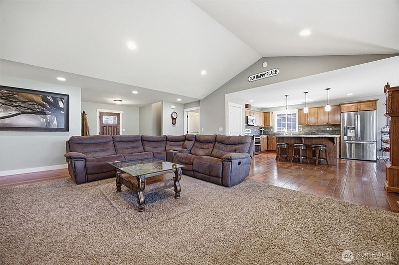 5th image of 803 Mapleridge Drive