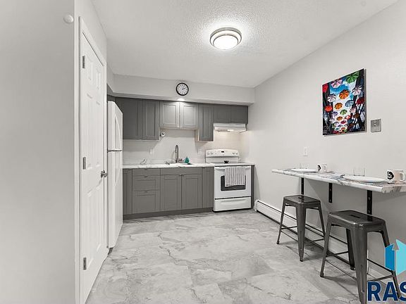 3rd image of 101 S Holly Ave