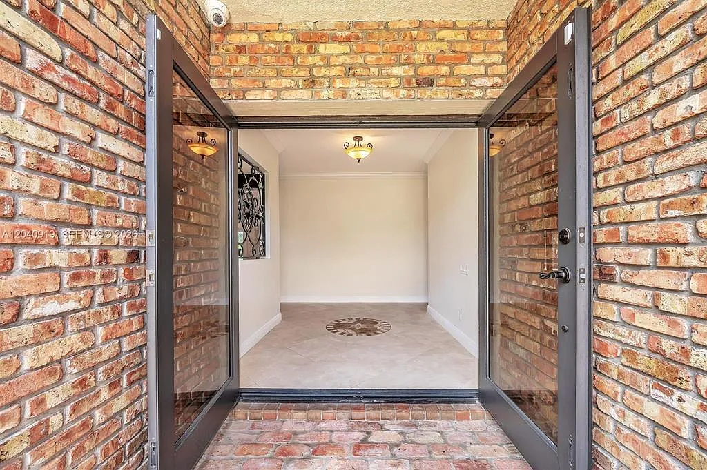 4 bed, 3.0 bath, 2882 sqft, $8,500 — Photo 3