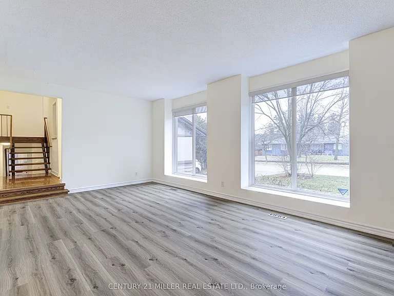 163 Castle Cres — Photo 12