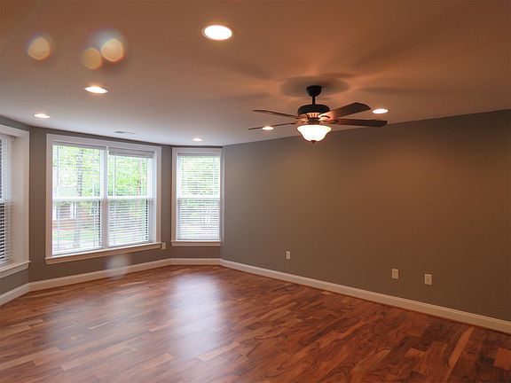 4th image of 105 Glen Meadows Dr