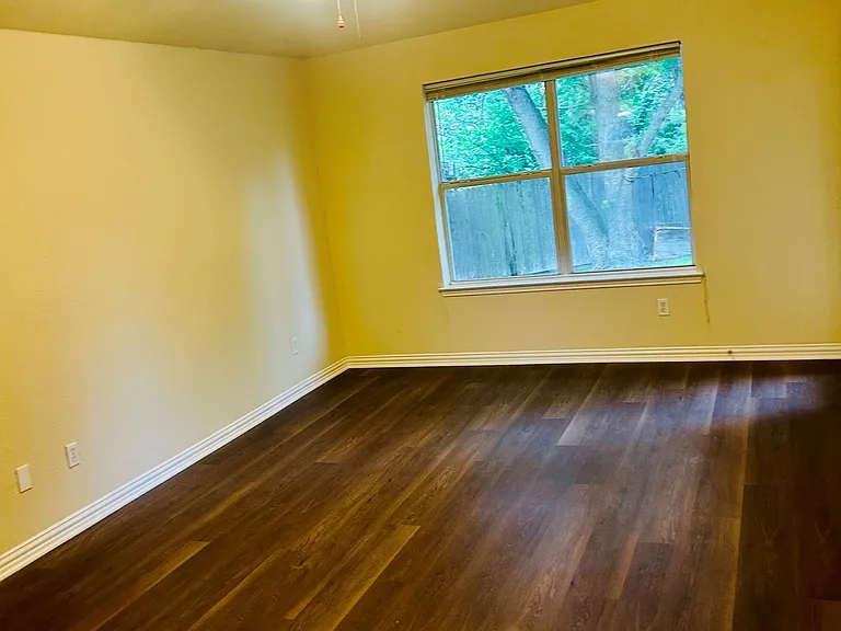 110 S Bending Oak Ln — Photo 4