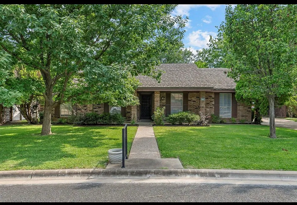 4 bed, 2190 sqft, $2,950 — Photo 1