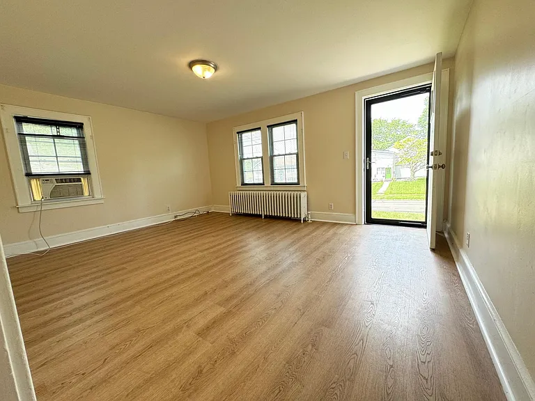 403 Nott St — Photo 4