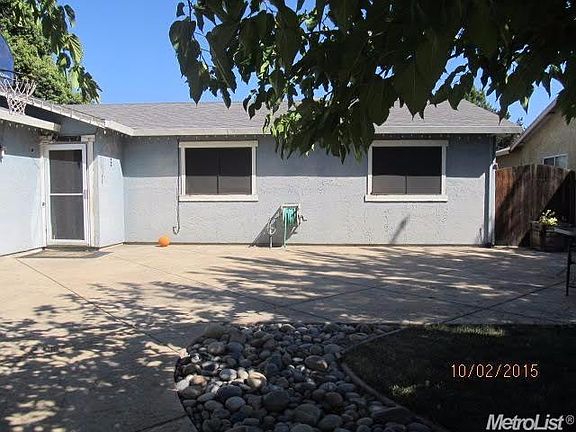 3rd image of 726 S Dixie Dr
