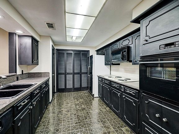 4th image of 1422 Walnut Bend Ln #1-14