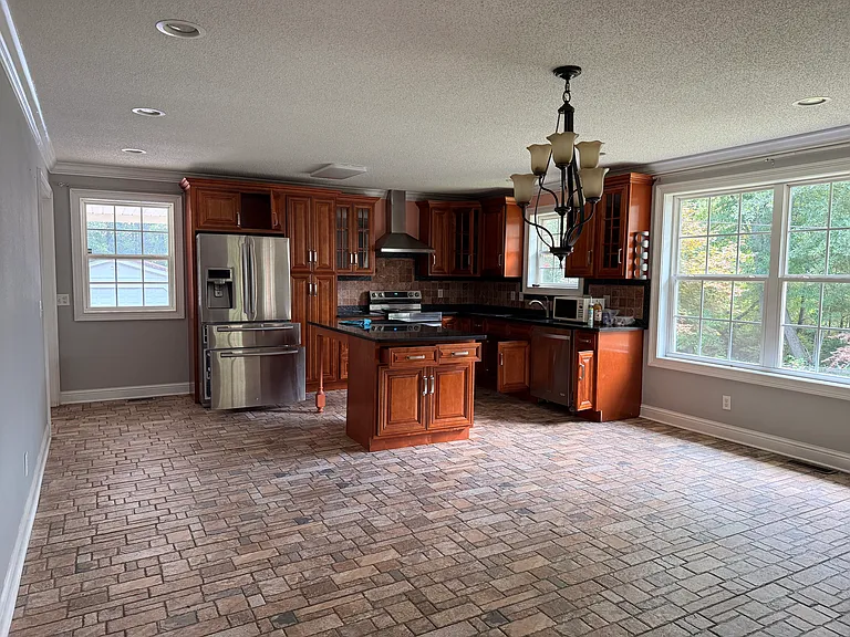 307 Hewitt Dr — Photo 9