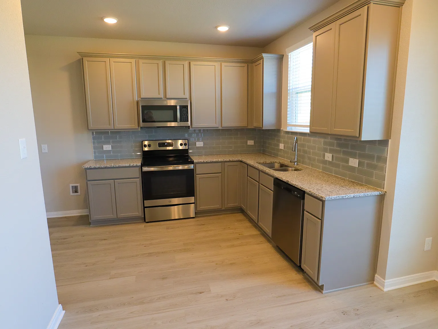 3 bed, 2.5 bath, 1654 sqft, $2,250 — Photo 3