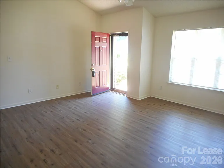 5901 Meadow Hill Dr — Photo 15
