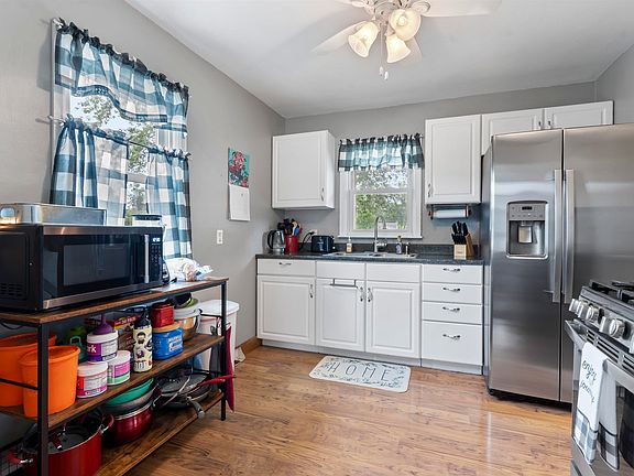 3rd image of 923 Colleen Ave