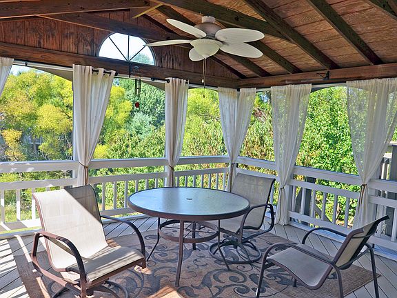 Screened Deck w/Ceiling Fan