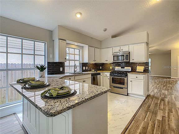 3rd image of 282 Oak Park Pl