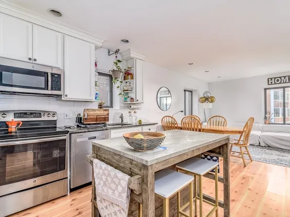 90 Salem St APT 3F, Boston, MA 02113