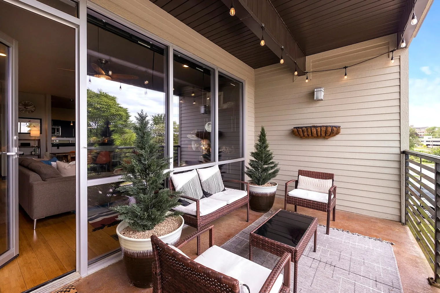 2 bed, 2.0 bath, 1431 sqft, $4,298 — Photo 3
