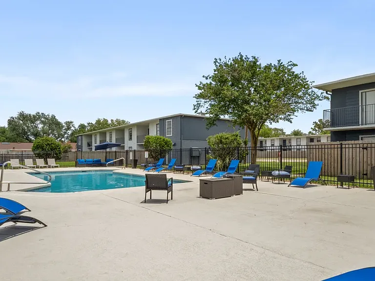 1515 W McNeese St — Photo 1
