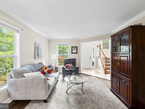 5th image of 244 Kennedy Dr