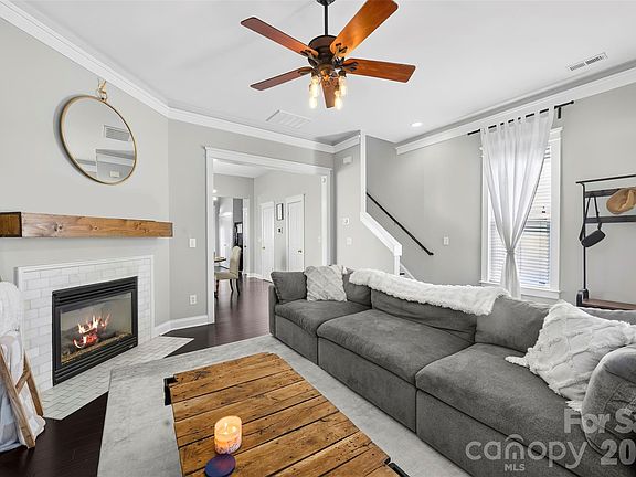 3rd image of 6917 Dunton St
