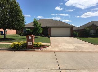 524 E Juniper Ln, Mustang, OK 73064