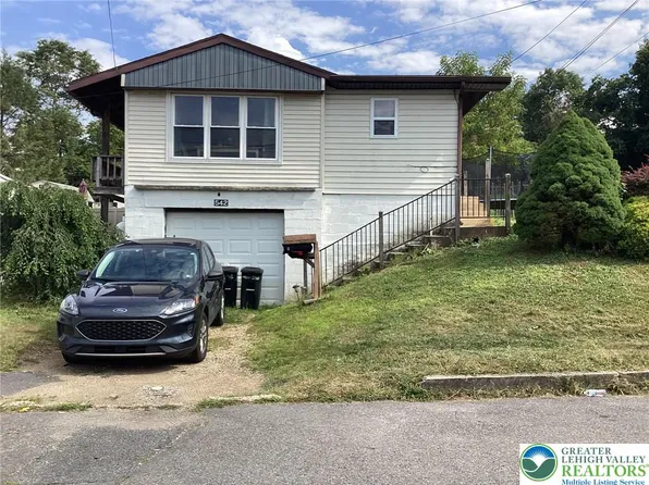 542 3rd St, Pt Carbon, PA 17965