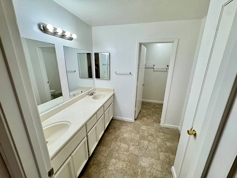 465 Camelback Rd — Photo 15