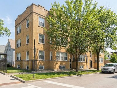 3335 W Byron St APT 2, Chicago, IL, 60618