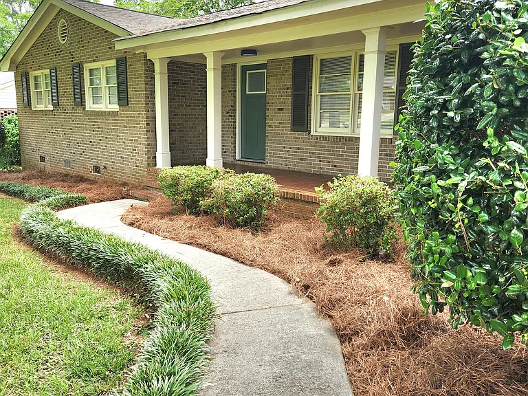 1482 Wesley Dr — Photo 3