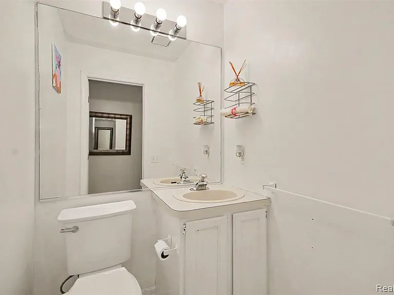 425 Thornridge Ct — Photo 17